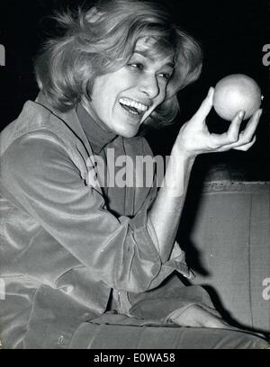 Apr. 04, 1962 - Una nuova star di fama mondiale è il greco attrice e cantante Melina Mercouri che divenne noto in un primo momento dalla sua pellicola ''mai la domenica, e poi ella riuscì a Parigi anche la domenica nel gioco teatrale ''Flora'' di Jules Dassin. Anche i suoi dischi hanno raggiunto milioni di edizioni. La foto mostra Melins Mercouri nel giocare ''Flora'' ''parlando'' per una molla di colore arancione del Marocco. Foto Stock