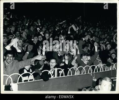 Apr. 04, 1962 - Tottenham Hotspurv Bebfica (Portogallo) stasera Semi-Final, la seconda gamba della European Cup: Mostra fotografica di entusiasti sostenitori di speroni impazzire con gioia un cappone spinge Danny Blanchflower punteggi dalla pena spot. Foto Stock