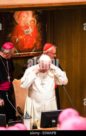 Città del Vaticano. Il 19 maggio 2014. Papa Francesco ha aperto la riunione dell Assemblea Generale della Conferenza Episcopale Italiana (CEI) Credito: Davvero Facile Star/Alamy Live News Foto Stock