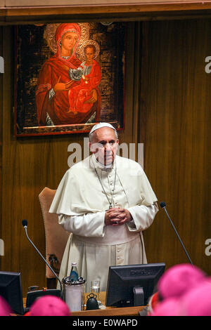 Città del Vaticano. Il 19 maggio 2014. Papa Francesco ha aperto la riunione dell Assemblea Generale della Conferenza Episcopale Italiana (CEI) Credito: Davvero Facile Star/Alamy Live News Foto Stock