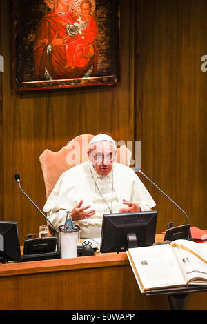 Città del Vaticano. Il 19 maggio 2014. Papa Francesco ha aperto la riunione dell Assemblea Generale della Conferenza Episcopale Italiana (CEI) Credito: Davvero Facile Star/Alamy Live News Foto Stock