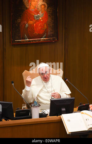 Città del Vaticano. Il 19 maggio 2014. Papa Francesco ha aperto la riunione dell Assemblea Generale della Conferenza Episcopale Italiana (CEI) Credito: Davvero Facile Star/Alamy Live News Foto Stock