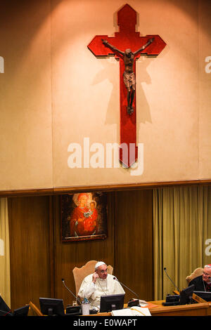 Città del Vaticano. Il 19 maggio 2014. Papa Francesco ha aperto la riunione dell Assemblea Generale della Conferenza Episcopale Italiana (CEI) Credito: Davvero Facile Star/Alamy Live News Foto Stock