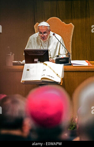 Città del Vaticano. Il 19 maggio 2014. Papa Francesco ha aperto la riunione dell Assemblea Generale della Conferenza Episcopale Italiana (CEI) Credito: Davvero Facile Star/Alamy Live News Foto Stock