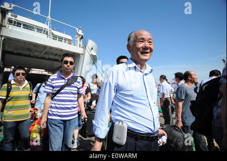 (140520) -- HAIKOU, 20 maggio 2014 (Xinhua) -- cittadini cinesi scendono dalla nave passeggeri "Wu Zhishan' dopo la nave arriva al porto Xiuying in Haikou, capitale del sud della Cina di Hainan Provincia, 20 maggio 2014. La violenza-colpito lavoratori cinesi in Vietnam sono arrivati al porto di Haikou martedì. Il governo cinese ha inviato quattro navi di domenica per evacuare riot-colpito lavoratori cinesi in Vietnam dove gravi atti di violenza di targeting le società straniere dal maggio 13 ha lasciato due cittadini cinesi morti e più di 100 altri feriti. (Xinhua/Xia Yifang) (mp) Foto Stock