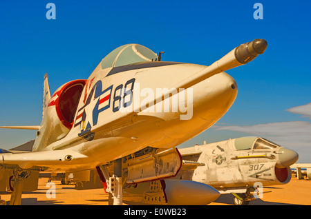 Douglas A-4D Skyhawk bombardiere di attacco al Pima Air & Space Museum di Tucson, Arizona, Stati Uniti d'America Foto Stock