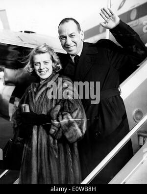 Rosemary Clooney e suo marito Jose Ferrer all'aeroporto Foto Stock