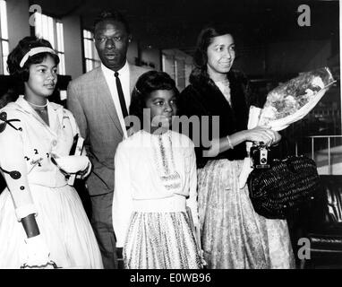 Musicista Nat King Cole e la sua famiglia in attesa di salutare qualcuno Foto Stock