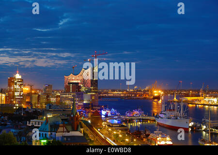 Fiume Elba con Elbe Philharmonic Hall e la nave museo Cap San Diego, all'alba, Amburgo, Germania Foto Stock