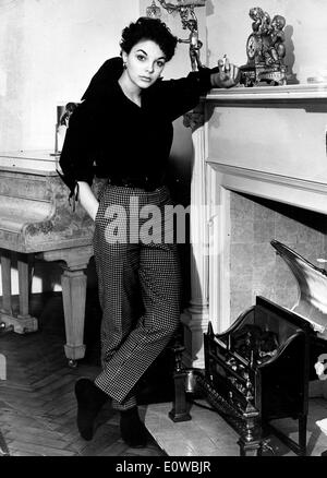 Ritratto di attrice Joan Collins dal caminetto Foto Stock