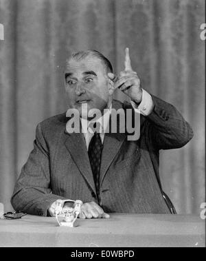 Georges Pompidou parlando durante una riunione Foto Stock