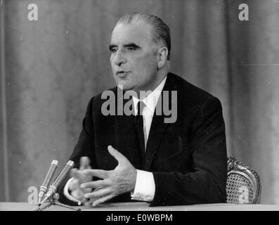 Georges Pompidou intervenendo a una conferenza Foto Stock