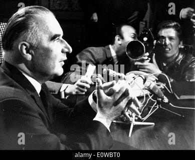 Georges Pompidou parla alla conferenza stampa Foto Stock