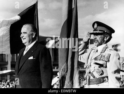 Haile Selassie I accoglie il Presidente Pompidou a aeroporto Foto Stock