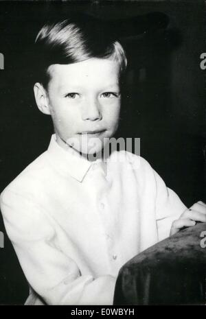 Apr. 22, 1962 - Prince Henri (nella foto) e la principessa Astrid, il più antico dei bambini del principe Jean del Lussemburgo e la principessa Josephine-Charlotte, hanno avuto la loro prima comunione presso Chateau de Betzdorf. King Baudouin e Regina Fabiola ha partecipato alla cerimonia. Foto Stock