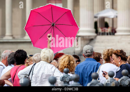 Gruppo di turisti con una guida turistica che tiene un ombrello rosa, Budapest, Ungheria Foto Stock