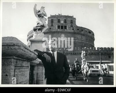 05 maggio 1962 - Raymond Pellegrin Well - noto attore francese interprete di molti importanti film arrivati a Roma per filmare in ''Venere Imperiae'' una produzione francese - italiana di coo, dove avrà il ruolo di Napoleone, anello co-stellare con Gina Lollobrigida sotto la direzione di Jean Dellannoy, L'ultima volta che R. Pellegrin venne a Roma, un anno fa, ma non ebbe alcuna occasione per visitare la città, oggi lo portiamo a Castel santangele e fu sorpreso di ammirare tutte quelle belle antichità che si manifestano nel castello di santangelo Foto Stock