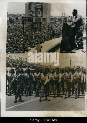 Maggio 05, 1962 - Fidel indirizzi possono giorno Rally : Fidel Castro ha parlato a una messa in scena di rally in Avana recentemente per contrassegnare giorno di maggio. Mostra fotografica di Castro parla alla folla ampia e (sotto) donne membri del popolo della difesa battaglioni marciare in parata. Foto Stock