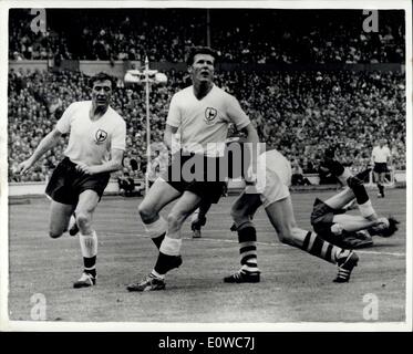 Maggio 05, 1962 - Tottenham vince la FA Cup 3-1: Tottenham Hotspur ha vinto la FA Cup per il secondo anno consecutivo questo pomeriggio quando essi Foto Stock