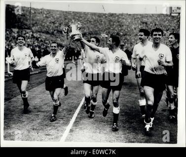 Maggio 05, 1962 - Tottenham vince la FA Cup 3-1: Tottenham Hotspur ha vinto la FA Cup per il secondo anno consecutivo questo pomeriggio quando essi Foto Stock