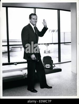 Maggio 05, 1962 - New York aeroporto internazionale.... Attore Chartlon Heston è mostrata poco dopo il suo arrivo da TWA Starscream da Los Foto Stock