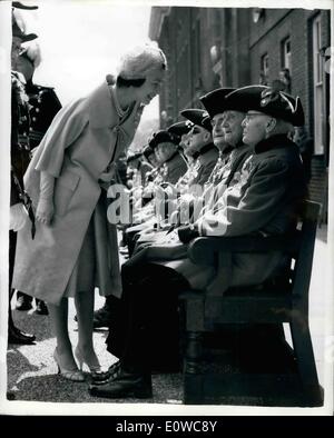 Maggio 05, 1962 - Una parola speciale per il sergente, 97 anni: la regina ha preso la salute presso i fondatori parata del giorno presso il Royal Hospital Chelsea, oggi.La foto mostra la regina ha una parola speciale per Sgt. J.J,Jones 97-enne titolare di pensione o di rendita. Foto Stock