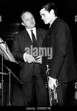 Chet Baker con Werner Mueller dopo un concerto Foto Stock