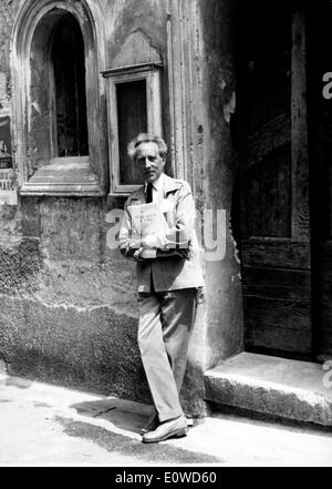 Jean Cocteau appoggiata contro un edificio Foto Stock