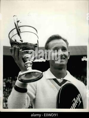 Giugno 06, 1962 - Laver vince il torneo di Wimbledon titolo di nuovo. La foto mostra la Rod Laver tiene il suo trofeo consegnato dalla regina dopo aver conquistato il uomini singles titolo a Wimbledon per il secondo anno consecutivo oggi, dopo aver battuto il compagno australiano M. Mulligan 6-2, 6-2, 6-1. Foto Stock