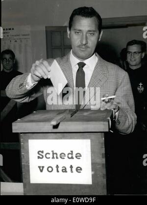 Giugno 06, 1962 - Roma, il giorno delle elezioni al giorno a Roma: il maltempo ha deased l'afflusso della letteratura politica e cinema Foto Stock