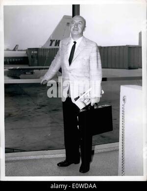 Giugno 06, 1962 - New York International Airport: Produttore Otto Preminger, viene visualizzato prima di salire a bordo di un TWA Super Jet per Los Angeles per frequentare la Hollywood premiere del suo ultimo film, ''consigliare e consenso" Foto Stock