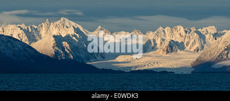 Montagne e Ghiacciai, Liefdefjorden fiordo, Spitsbergen, isole Svalbard Isole Svalbard e Jan Mayen, Norvegia Foto Stock