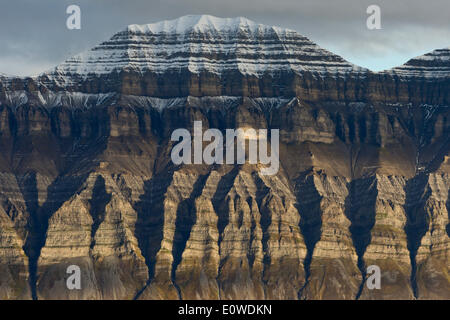 Montagne scoscese, Isfjorden, Spitsbergen, isole Svalbard Isole Svalbard e Jan Mayen, Norvegia Foto Stock