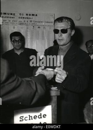 Giugno 06, 1962 - il giorno di elezione al giorno a Roma!. Il maltempo ha deased l afflusso di politici, letterarie e cinema si Foto Stock