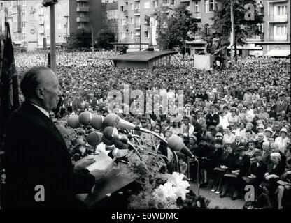 Giugno 06, 1962 - giorno dell'unità tedesca a Berlino 150000 i berlinesi proviene da una dimostrazione il giorno dell'unità tedesca per il municipio Schonerberger. Si ricordano le vittime del popolo - insurrezione il 17 giugno 1953 nell'Soviet-Zone e l'Ignoto Victian della parete. OP: Cancelliere Dottor Konrad Adenauer parla al i berlinesi. Keystone-Berlin, 17.6.1962 Foto Stock