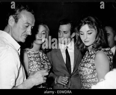 L'attore David Niven a un cocktail party per il film "Captive Città" Foto Stock