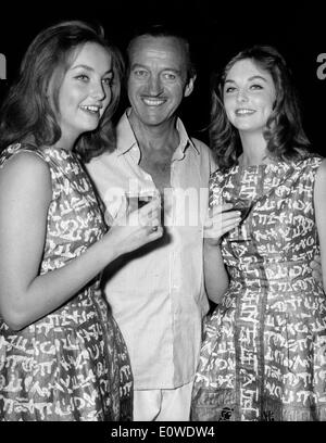 L'attore David Niven a un cocktail party per il film "Captive Città" Foto Stock