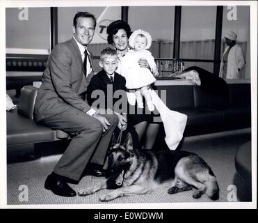 Giugno 16, 1962 - New York aeroporto internazionale.... Attore Charlton Heston è mostrato con la sua moglie, Lydia, due bambini, Fraser, 7 Foto Stock