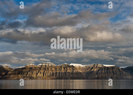 Fiordo, montagne scoscese, Isfjorden, Spitsbergen, isole Svalbard Isole Svalbard e Jan Mayen, Norvegia Foto Stock