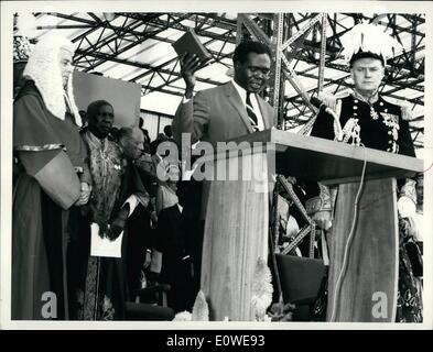 Ottobre 10, 1962 - Uganda il primo ministro sig. Milton Obote, prende il giuramento come Uganda indipendenza Premier a una cerimonia di premiazione che si terrà a Kololo stadium di Kampala. Il sig. Oboto della sinistra è il Governatore Generale, Sir Walter Coutts e appena dietro il Premier è il Omukama di Bunyoro, Sir Tito Winyi IV. Foto Stock