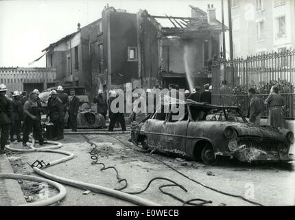 Lug. 11, 1962 - In Colombes garage, un camion che trasportano gas ieri esplosa causando una catastrofe. Il fuoco è stato così violento che tre padiglioni sono stati soffiati. Gli altri due sono stati devastati e circa 30 case sono state danneggiate. Solo due persone sono state ferite: il conducente del carrello è in gravi condizioni, così come un abitante dell'edificio adiacente. Foto Stock