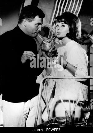 L'attrice Senta Berger e co-star Helmut Schmid avente un drink sul set Foto Stock