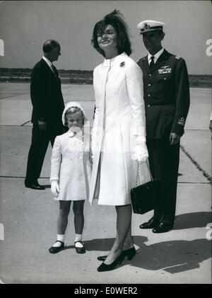 Agosto 08, 1962 - Sig.ra Jacqueline Kennedy insieme con il suo bambino Caroline è arrivato oggi a Flun aeroporto en route per Ravello, Foto Stock