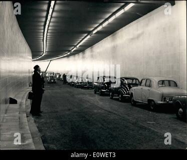 Ottobre 10, 1962 - Hyde Park Corner regime di traffico si apre domani: Il Hyde Park Corner-Marble Arch miglioramento del London County Council a 5 milioni di traffico-untangling progetto, sarà aperto domani dal duca di Wellington. La foto mostra a premere anteprima del miglioramento di oggi: le automobili sono visti nel 1000-f-lungo sottopassaggio da Knightsbridge in Piccadilly. Foto Stock