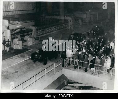 Ottobre 10, 1962 - La Regina apre Newport acciaierie: La Regina ieri ha aperto un nuovo 50 milioni di opere in acciaio a Llanwern, vicino a Newport, nel Galles del Sud. Ella ha premuto un pulsante per inviare la prima lastra di metallo fuso trundling nel mulino per essere ridotto a striscia in Spender acciaierie del Richard Thomas e società di Baldwins. La fabbrica impiega 6.000 uomini ed è una delle più moderne al mondo. Mostra fotografica di lavoratori siderurgici allietare come della Regina e del Principe Filippo sono azionati davanti a loro per ispezionare il nastro a caldo di mulino. Foto Stock