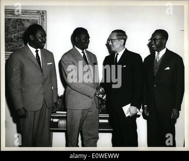 Ottobre 10, 1962 - Presidente della Guinea in visita la sede dell ONU: l'Assemblea generale delle Nazioni Unite sta mantenendo la sua diciassettesima sessione, ascoltato una dichiarazione il 9 ottobre dal Presidente Sekou Toure della Guinea. Presidente Toure (e da sinistra) è visto qui come egli ha visitato agendo ONU Segretario generale U Thant, oggi. A sinistra è il Sig. Beavogui Louis Lansana, ministro degli Affari esteri della Repubblica di Guinea; e a destra è il sig. Diallo Tolli, Rappresentante permanente della Guinea presso le Nazioni Unite Foto Stock