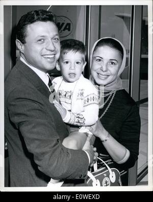 Ottobre 10, 1962 - New York International Airport, Ott1, 1961. Cantanti Steve Laurence e sua moglie Eydie Gorme, entrambi dei quali sono oggi fra la classificazione di animatori, sono mostrati con il loro figlio Steve, 2&frac12;, prima di salire a bordo di un TWA StarStream a Los Angeles. Essi sono in rotta per Las Vegas dove essi sono aperti presso le sabbie domani, 2 ottobre Foto Stock