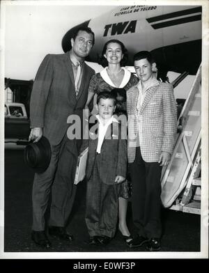 Agosto 08, 1962 - New York International Airport: attrice Cyd Charisse è mostrato con mio marito, cantante Tony Marin e figlio Tony, Jr., che ha salutato la sua alla Trans World Centro di Volo sul suo arrivo da TWA SupreJet da Los Angeles. Ella farà trascorrere una settimana nel nuovo lavoro per promuovere il suo nuovo film MGM, ''a due settimane in un'altra città" Foto Stock