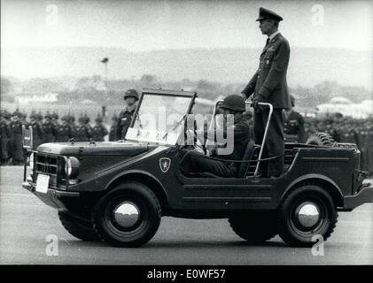 Ottobre 10, 1962 - Addio sfilata per generale Norstad: truppe provenienti da Canada, Francia, Stati Uniti e Germania hanno partecipato alla sfilata di congedo per il ritiro della NATO il Comandante Supremo generale Lauris Norstad detenute a Wiesbaden Air Base di oggi. La foto mostra il generale Norstad sul suo riesame jeep trooping la linea delle truppe. Foto Stock