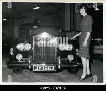 Ottobre 10, 1962 - Nuovo Rolls Royce al Motor Show. La Rolls Royce Silver Cloud III sarà in mostra presso il motore annuale mostra apertura a Earls Court, Londra, domani. Al prezzo di &pound;11,000, è il primo Rolls Royce per incorporare il doppio-proiettori. Sono dotati di frigorifero e televisore. Mostra immagine: la nuova Rolls Royce Silver Cloud III immagini di oggi. Foto Stock